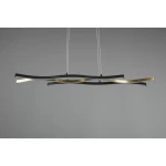 Lampa wisząca Blaze LED 3-punktowa w kolorze mosiądzu i czerni. Składa się z trzech falistych elementów, z których dwa są czarne, a jeden mosiężny. Zawieszona na cienkich linkach, idealna do nowoczesnych wnętrz. Tło w odcieniach szarości.