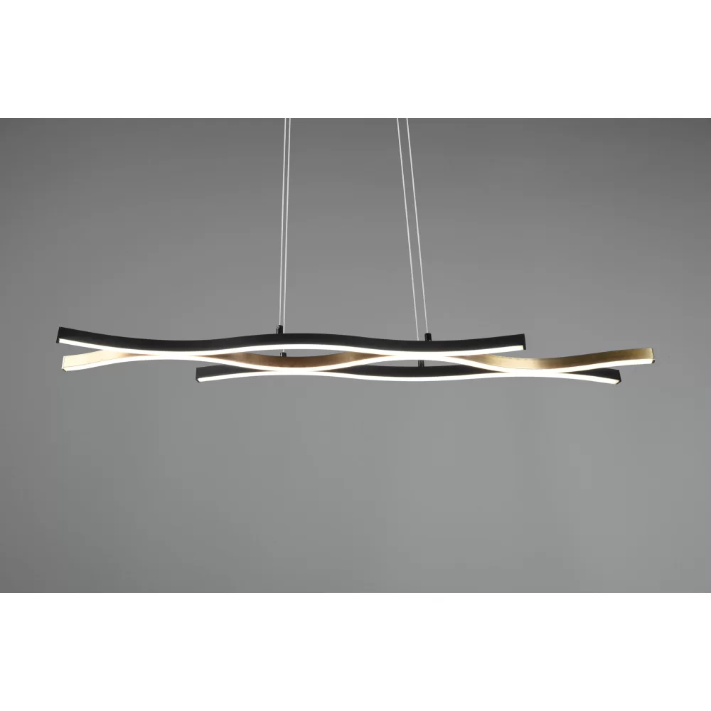 Lampa wisząca Blaze LED 3-punktowa w kolorze mosiądzu, z trzema falistymi elementami, w tym czarnym i złotym, zawieszona na cienkich linkach. Prosty, nowoczesny design, idealna do przestrzeni nad stołem. Tło szare, minimalistyczne.