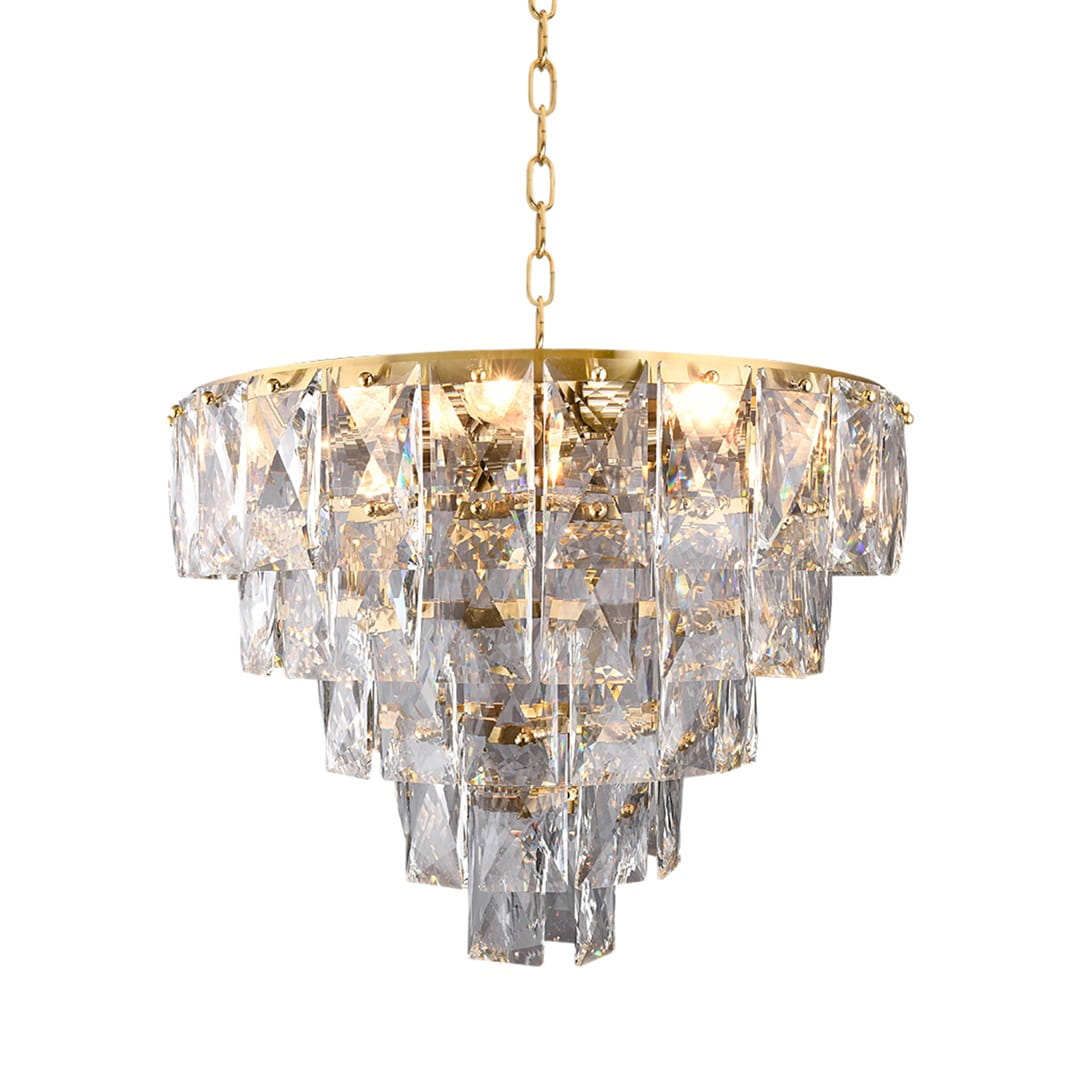 Lampa wisząca Chelsea 6-punktowa, złota, z przezroczystymi kryształkami w kształcie trójkątów, umieszczona na okrągłym, złotym stelażu. Wisi na łańcuszku, z efektem odbicia światła, idealna do eleganckich wnętrz.