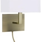 Kinkiet 2-punktowy Hotel LED w antycznym mosiądzu z białym abażurem. Produkt montowany na ścianie, z prostokątną podstawą i widocznym przewodem. Elegancki design idealny do wnętrz.