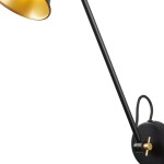 Kinkiet Swing Arm 1-punktowy w kolorze czarnym ze złotym wnętrzem klosza. Lampa z długim, ruchomym ramieniem, zamontowana na okrągłej, czarnej podstawie z dekoracyjnym złotym przyciskiem. Idealna do oświetlenia wnętrz.
