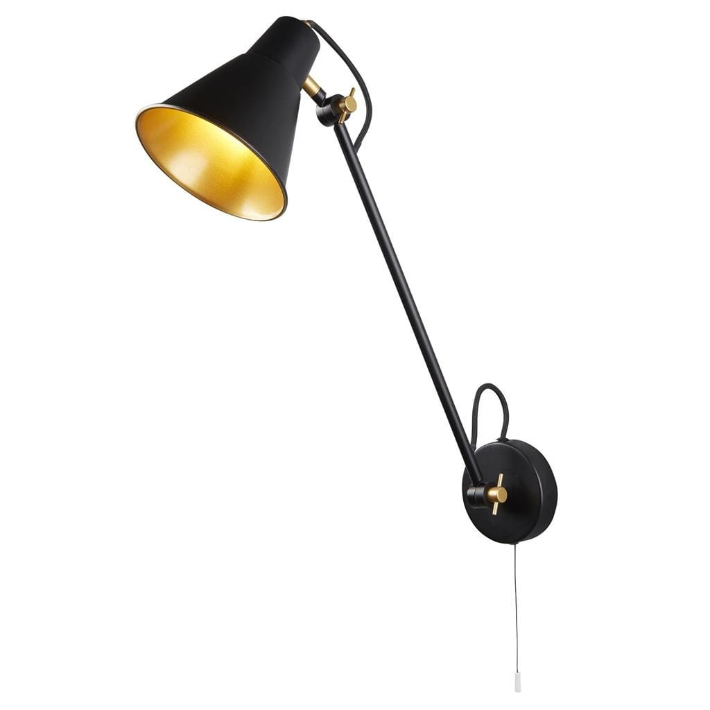 Kinkiet Swing Arm 1-punktowy w kolorze czarnym i złotym, z regulowanym ramieniem. Lampa z metalowym kloszem i złotą wewnętrzną stroną, zamontowana na okrągłej podstawie. Widoczny zwisający kabel z przełącznikiem.