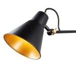 Kinkiet Swing Arm 1-punktowy w kolorze czarnym z złotym wnętrzem klosza. Lampa o stożkowym kształcie, zamontowana na ruchomym ramieniu, z widocznym metalowym mocowaniem. Klosz skierowany w dół, na ciemnym tle.