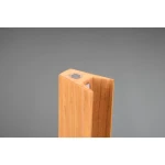 Lampa podłogowa Kerala LED 1-punktowa, wykonana z drewna w kolorze jasnobrązowym. Widok z boku, zbliżenie na górną część z otworem na żarówkę. Prosty, nowoczesny kształt, idealna do wnętrz. Tło szare, jednolite.