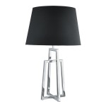 Lampa stołowa York 1-punktowa z chromowanym stelażem o geometrycznym kształcie oraz czarnym abażurem w formie stożka. Ujęcie frontalne, stojąca. Idealna do nowoczesnych wnętrz.