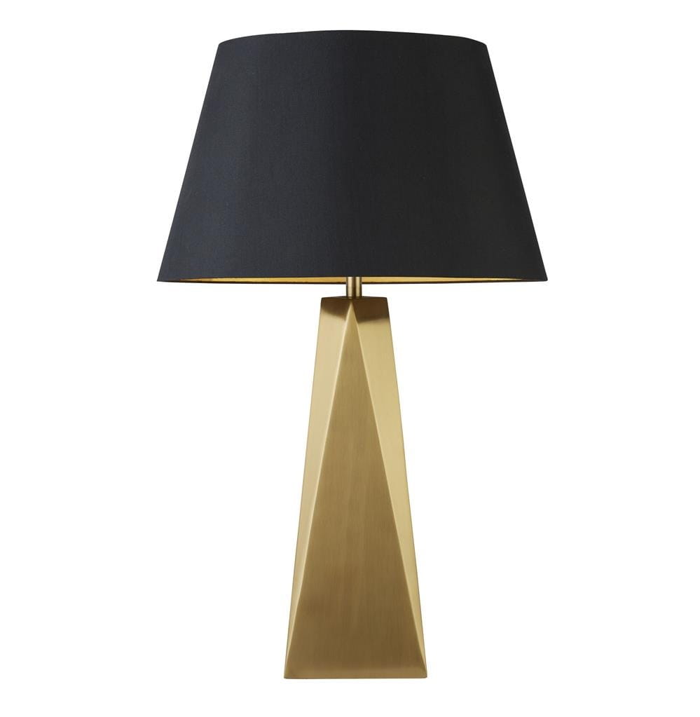 Lampa stołowa Maldon 1-punktowa w kolorze złotym z czarnym abażurem. Posiada geometryczny, stożkowy kształt podstawy oraz elegancki, minimalistyczny design. Ujęcie frontalne, produkt stoi na płaskiej powierzchni.