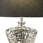 Lampa stołowa Network 1-punktowa z chromowanym, ażurowym korpusem oraz czarnym abażurem. Ujęcie frontalne, pokazujące detale wzoru na podstawie. Idealna do nowoczesnych wnętrz.
