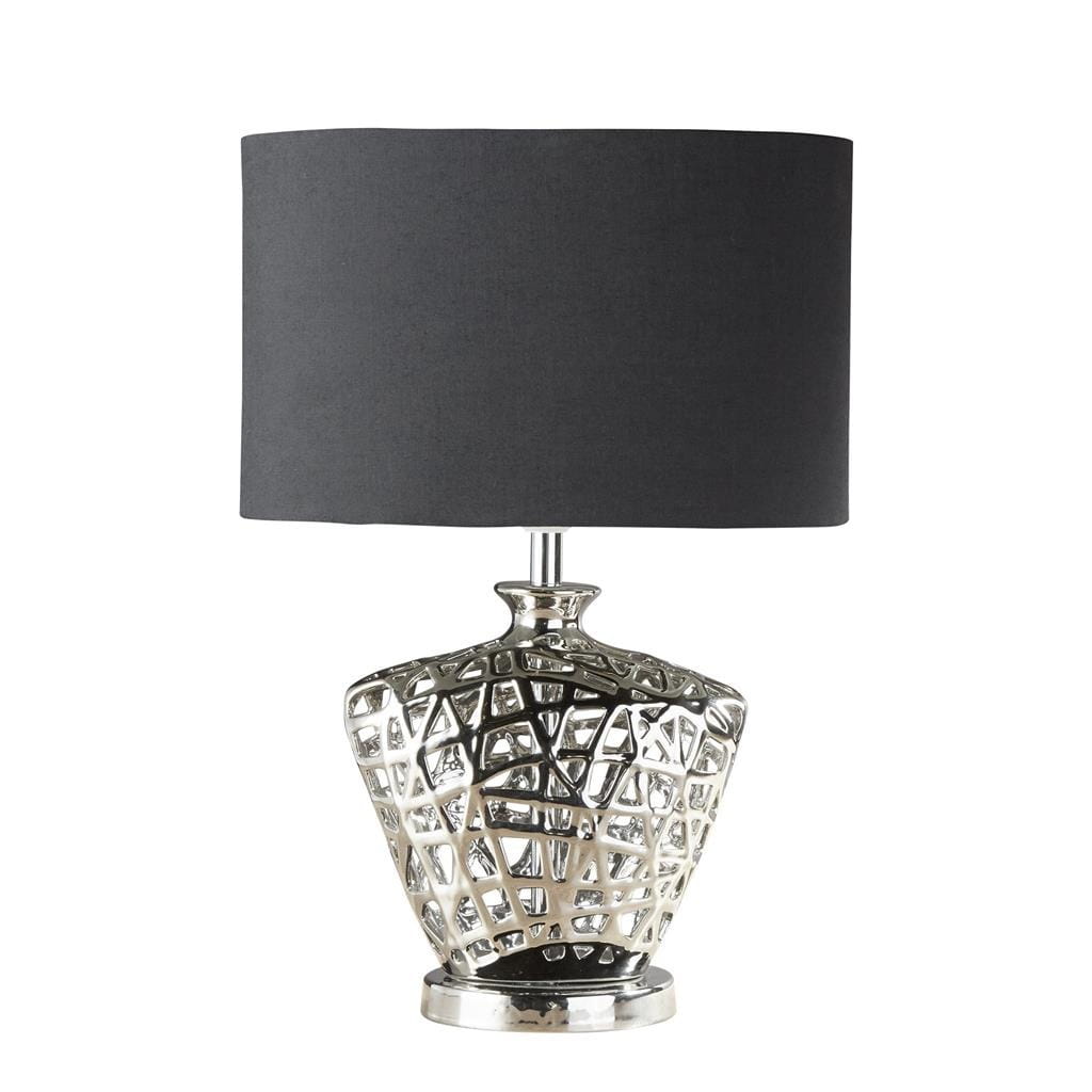 Lampa stołowa 1-punktowa w kolorze chromu i czerni. Ozdobna, teksturowana podstawa w kształcie wazonu z metalicznymi detalami, z czarnym abażurem o okrągłym kształcie. Ujęcie frontalne, stojąca na płaskiej powierzchni.