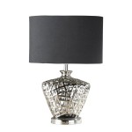 Lampa stołowa 1-punktowa w kolorze chromu i czerni. Ozdobna, teksturowana podstawa w kształcie wazonu z metalicznymi detalami, z czarnym abażurem o okrągłym kształcie. Ujęcie frontalne, stojąca na płaskiej powierzchni.
