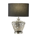 Lampa stołowa z chromowanym, siateczkowym podstawą oraz czarnym, okrągłym abażurem. Ujęcie frontalne, stojąca na płaskiej powierzchni. Oryginalny kształt podstawy nadaje nowoczesny charakter.