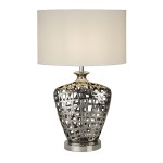 Lampa stołowa Network L z chromowanym stelażem w kształcie siatki i białym abażurem. Ujęcie frontalne, stojąca, z widocznymi detalami konstrukcji. Abażur okrągły, gładki, umieszczony na smukłej podstawie. Idealna do nowoczesnych wnętrz.