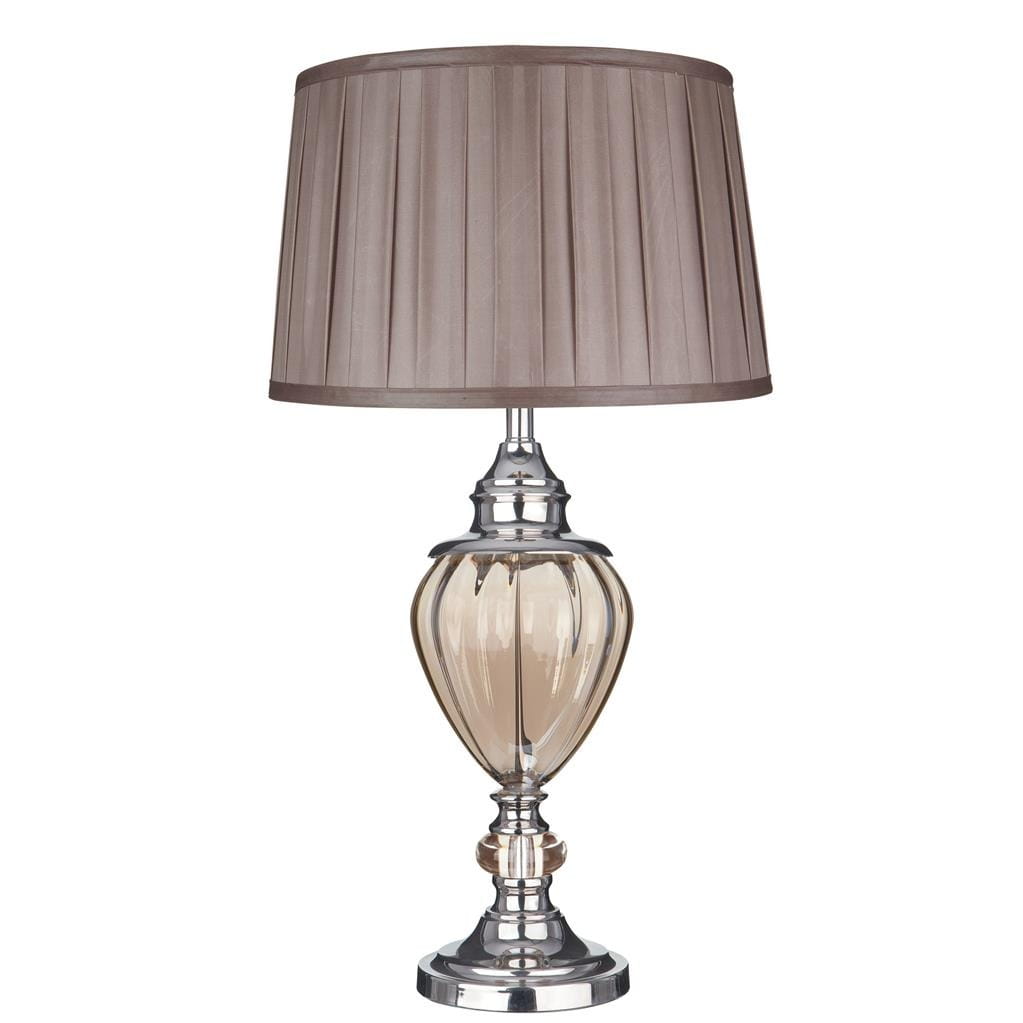 Lampa stołowa Greyson o 1 punkcie świetlnym, chromowana podstawa z bursztynowym kloszem o plisowanej fakturze. Ujęcie frontalne, lampa stoi na płaskiej powierzchni, tworząc elegancki element dekoracyjny.
