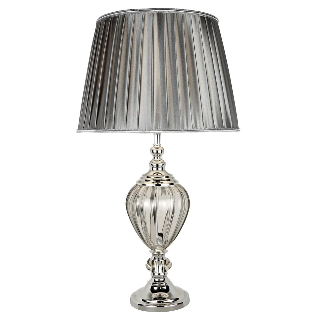 Lampa stołowa Greyson z chromowanym trzonem i przeźroczystą, żłobioną podstawą. Ozdobny klosz w kolorze srebrnym, plisowany, umieszczony na smukłym stelażu. Produkt w pozycji stojącej, idealny do eleganckich wnętrz.
