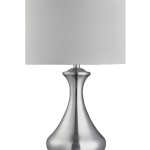 Lampa stołowa z satynowo-srebrną podstawą w kształcie butelki i białym abażurem. Ujęcie frontalne, produkt stojący, idealny do dekoracji wnętrz. Wysoka, elegancka konstrukcja z delikatnym wykończeniem.