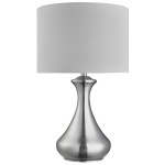 Lampa stołowa Touch 1-punktowa w satynowym srebrze z białym abażurem. Kształt waza, z wyraźnym połyskiem na powierzchni. Ujęcie frontalne, stojąca na podstawie, bez widocznych dodatkowych elementów.