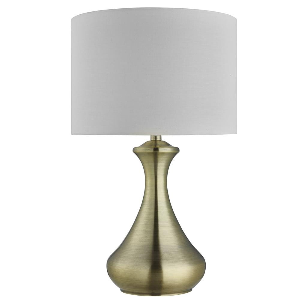 Lampa stołowa Touch w kolorze antycznego mosiądzu z kremowym abażurem. Posiada klasyczny kształt z szeroką podstawą i zwężającą się górą, ustawiona w pozycji stojącej, na prostym tle. Idealna do aranżacji wnętrz.