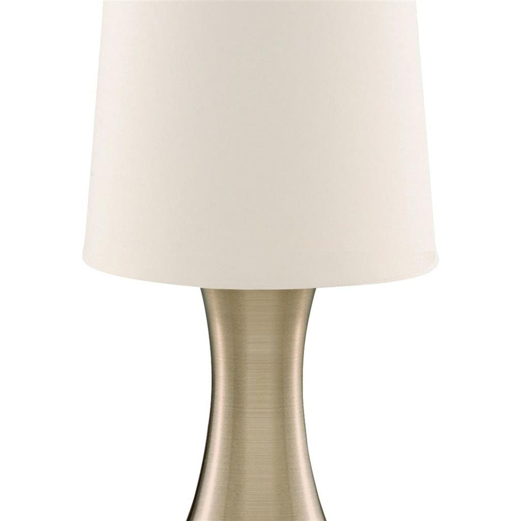 Lampa stołowa Touch 1-punktowa w antycznym mosiądzu z białym kloszem. Posiada elegancki, zaokrąglony kształt podstawy, z gładką, metaliczną powierzchnią. Ujęcie frontalne, widoczny detal klosza oraz podstawa.