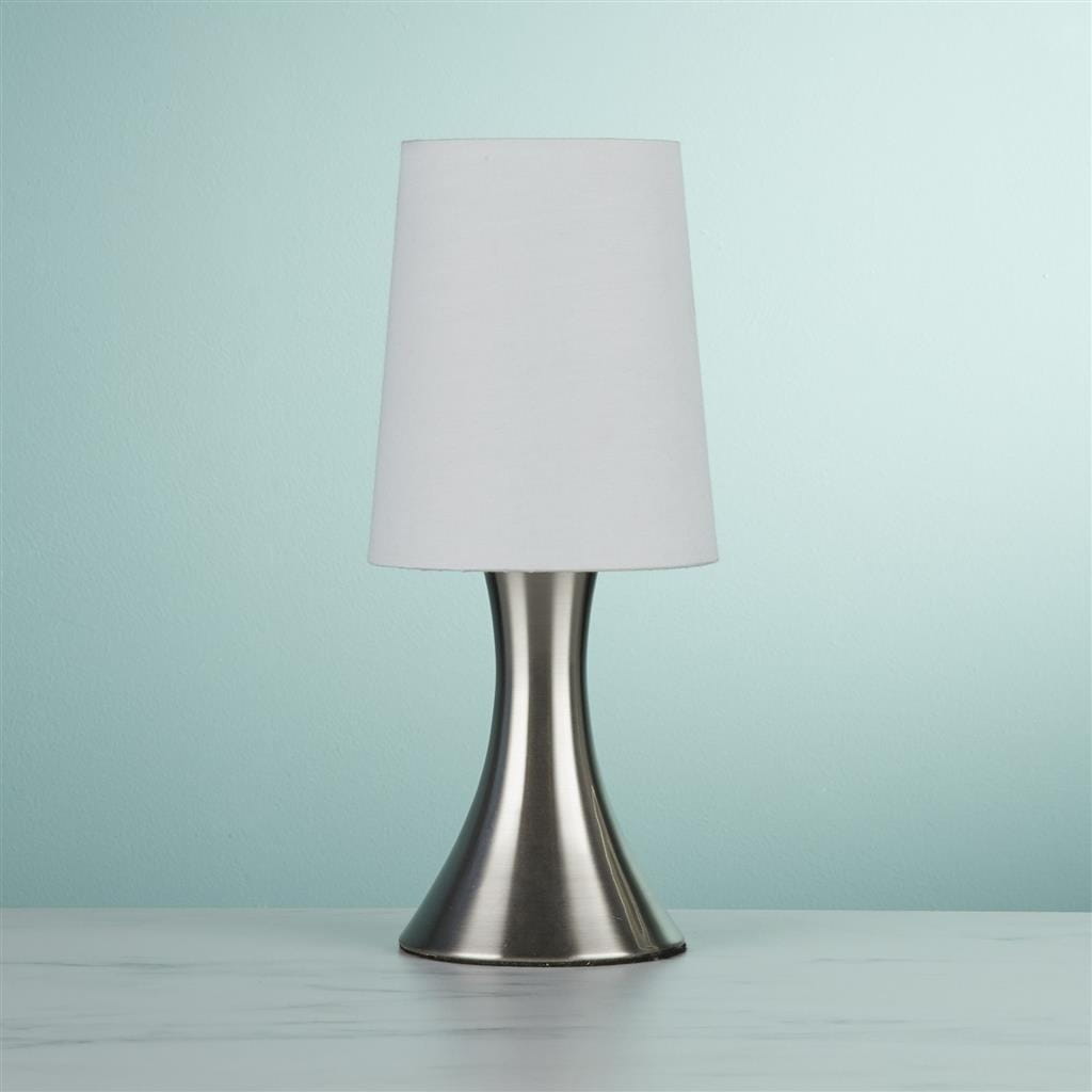 Lampa stołowa 1-punktowa w kolorze satynowego srebra z białym abażurem. Stojąca na okrągłej podstawie, o eleganckim, minimalistycznym kształcie. Ujęcie frontalne, na jednolitym tle, podkreślające nowoczesny design produktu.