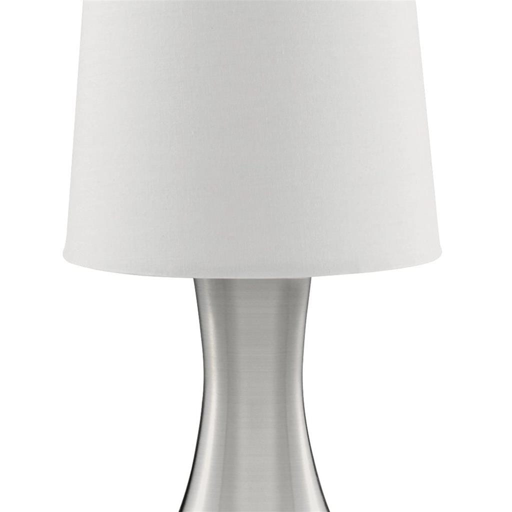 Lampa stołowa Touch w kolorze satynowego srebra z białym abażurem. Stojąca lampa ma elegancki, zaokrąglony kształt podstawy. Abażur wykonany z materiału, na górze lekko zwężający się. Prosty, nowoczesny design idealny do różnych wnętrz.