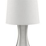 Lampa stołowa Touch w kolorze satynowego srebra z białym abażurem. Stojąca lampa ma elegancki, zaokrąglony kształt podstawy. Abażur wykonany z materiału, na górze lekko zwężający się. Prosty, nowoczesny design idealny do różnych wnętrz.