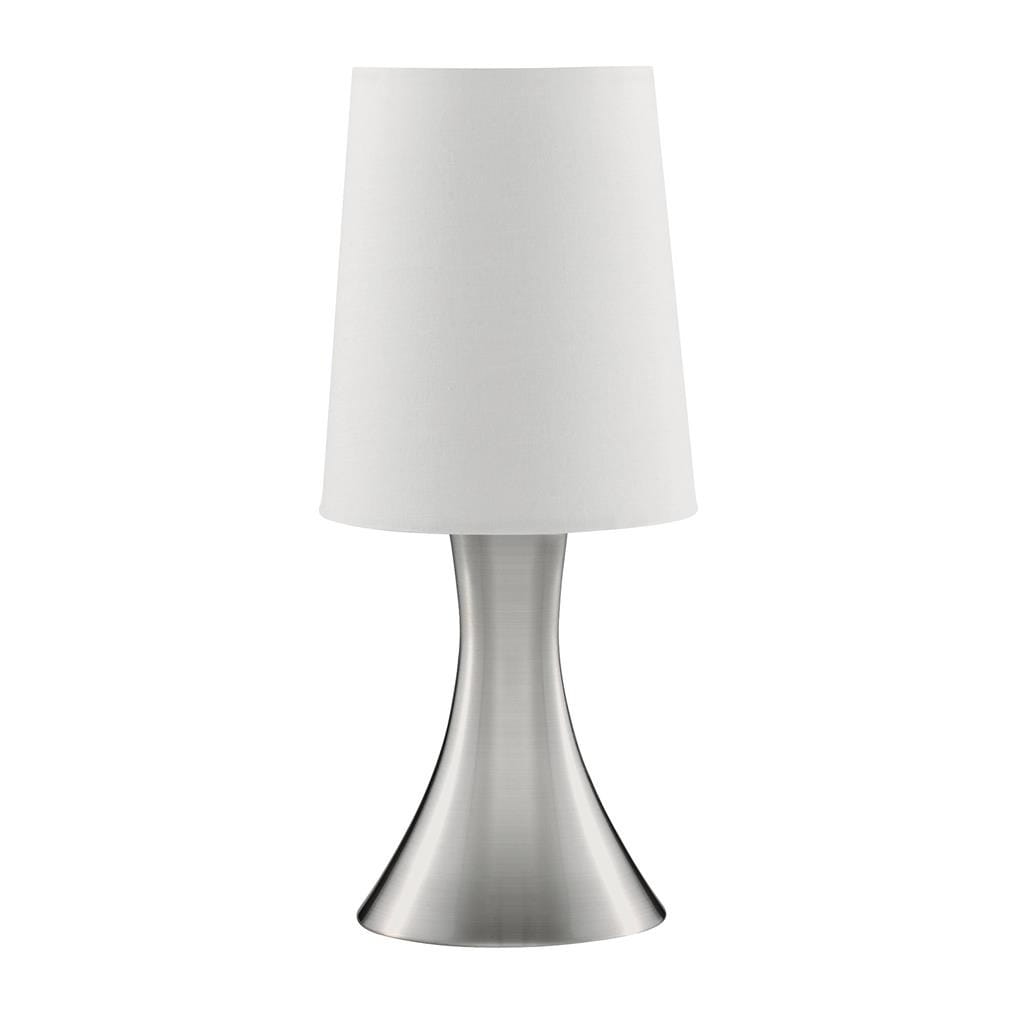 Lampa stołowa 1-punktowa w satynowym srebrze z białym abażurem. Posiada elegancki, zwężający się kształt podstawy. Ujęcie frontalne, lampa stoi na płaskiej powierzchni, tło jednolite, co podkreśla jej design.