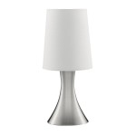 Lampa stołowa 1-punktowa w satynowym srebrze z białym abażurem. Posiada elegancki, zwężający się kształt podstawy. Ujęcie frontalne, lampa stoi na płaskiej powierzchni, tło jednolite, co podkreśla jej design.