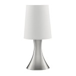 Lampa stołowa Touch 1-punktowa w kolorze satynowego srebra z białym kloszem. Ustawiona w pozycji stojącej, o eleganckim kształcie z szeroką podstawą i zwężającym się korpusem. Prosta forma idealna do nowoczesnych wnętrz.