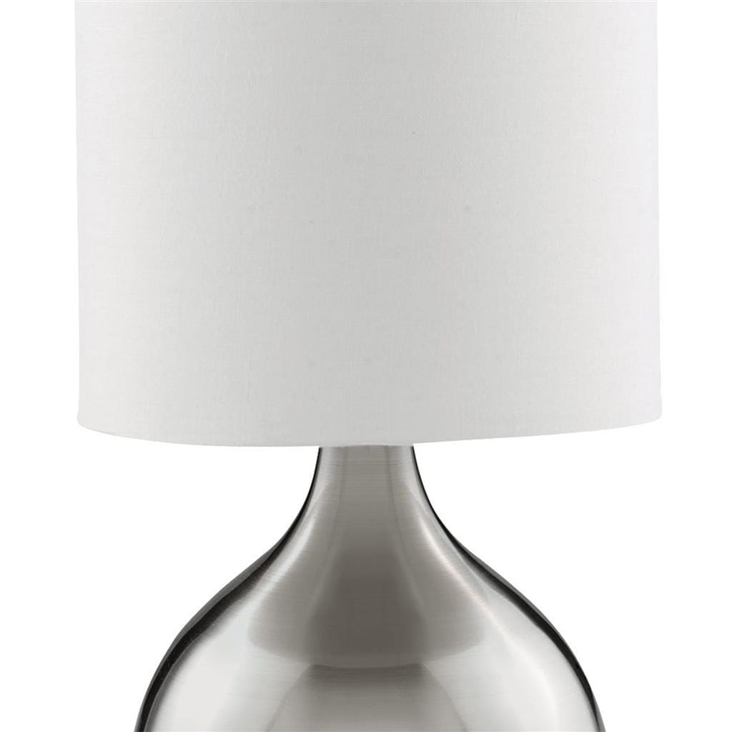 Lampa stołowa Touch 1-punktowa w satynowym srebrze z białym abażurem. Kształt podstawy zaokrąglony, z matowym wykończeniem. Abażur wykonany z tkaniny, prosty, cylindryczny. Ujęcie frontalne.