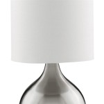 Lampa stołowa Touch 1-punktowa w satynowym srebrze z białym abażurem. Kształt podstawy zaokrąglony, z matowym wykończeniem. Abażur wykonany z tkaniny, prosty, cylindryczny. Ujęcie frontalne.