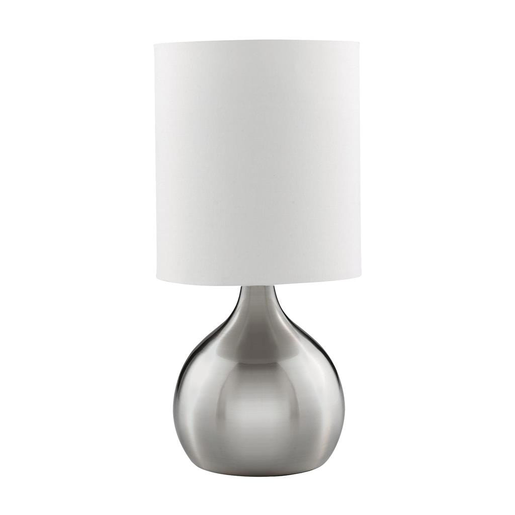 Lampa stołowa Touch 1-punktowa w satynowym srebrze z białym abażurem. Posiada zaokrągloną podstawę oraz cylindryczny klosz. Ujęcie frontalne, stojąca na płaskiej powierzchni, minimalistyczny design.