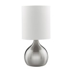 Lampa stołowa Touch 1-punktowa w satynowym srebrze z białym abażurem. Posiada zaokrągloną podstawę oraz cylindryczny klosz. Ujęcie frontalne, stojąca na płaskiej powierzchni, minimalistyczny design.