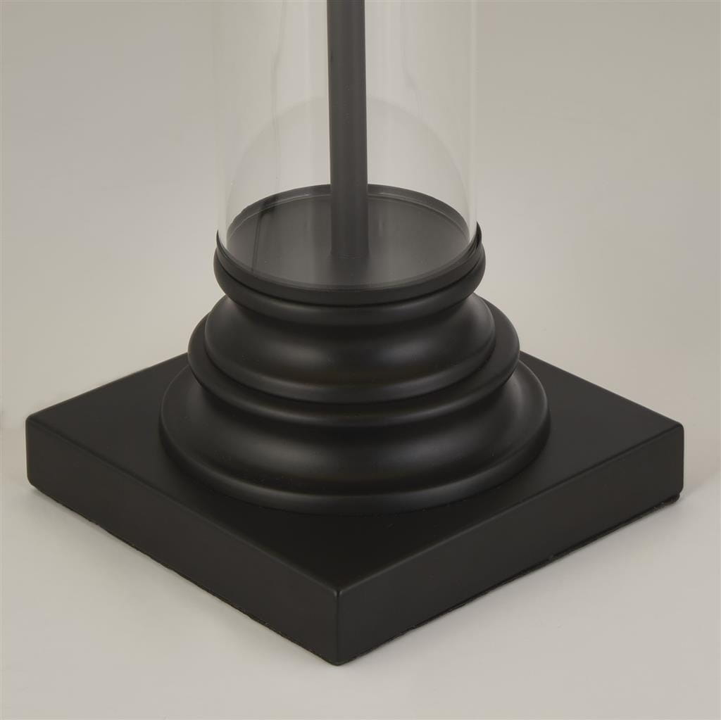 Lampa stołowa Pedestal 1-punktowa w kolorze czarnym z kremowym kloszem. Stojąca, z okrągłą podstawą i eleganckimi detalami. Wykonana z metalu i szkła, idealna do nowoczesnych wnętrz. Klosz przezroczysty, prezentujący źródło światła.