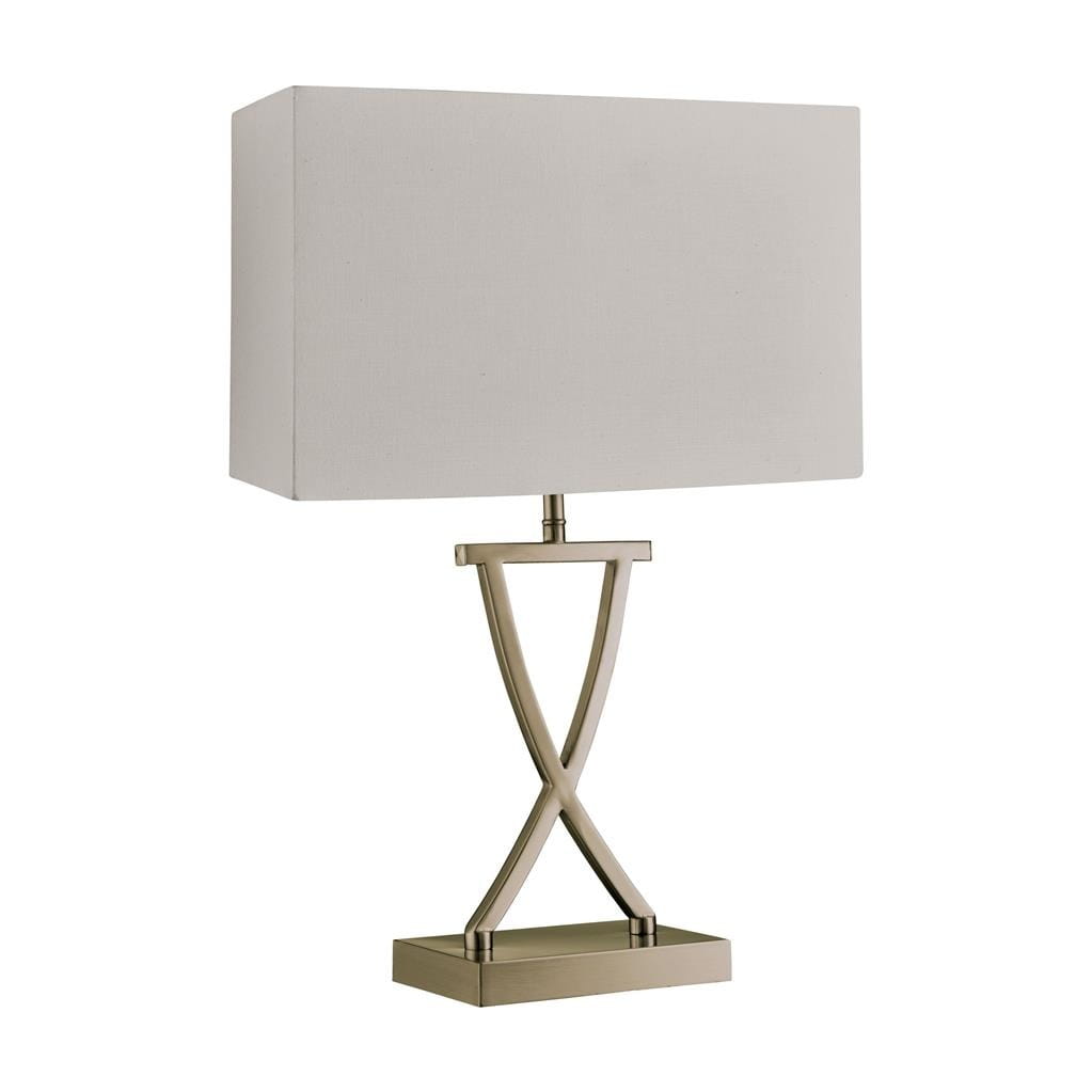 Lampa stołowa w stylu antycznego mosiądzu z białym, prostokątnym kloszem. Ujęcie frontalne, stojąca na kwadratowej podstawie. Kształt podstawy w formie krzyża, nadający nowoczesny wygląd. Idealna do wnętrz w stylu klasycznym i współczesnym.