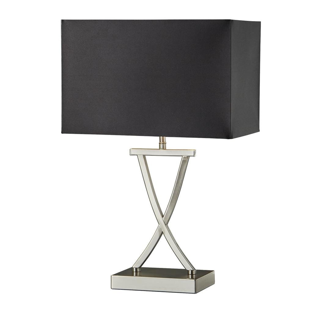 Lampa stołowa z jednopunktowym źródłem światła w kolorze satynowego srebra i czerni. Posiada prostokątny, czarny abażur oraz podstawę w kształcie litery X, umieszczoną na kwadratowej podstawie. Ujęcie frontalne.