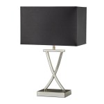 Lampa stołowa z jednopunktowym źródłem światła w kolorze satynowego srebra i czerni. Posiada prostokątny, czarny abażur oraz podstawę w kształcie litery X, umieszczoną na kwadratowej podstawie. Ujęcie frontalne.