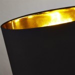 Lampa stołowa Chloe 1-punktowa w kolorze antycznej miedzi i czerni. Widoczny czarny klosz z wewnętrzną złotą powłoką, podkreślającą ciepłe światło. Ujęcie z bliska, ukazujące detal wykończenia klosza.