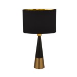 Lampa stołowa Chloe 1-punktowa w kolorze czarnym z abażurem i antyczną miedzianą podstawą. Kształt stożkowy, z matowym czarnym wykończeniem i błyszczącym złotym wnętrzem abażura. Stoi na płaskiej powierzchni, prezentując elegancki design.