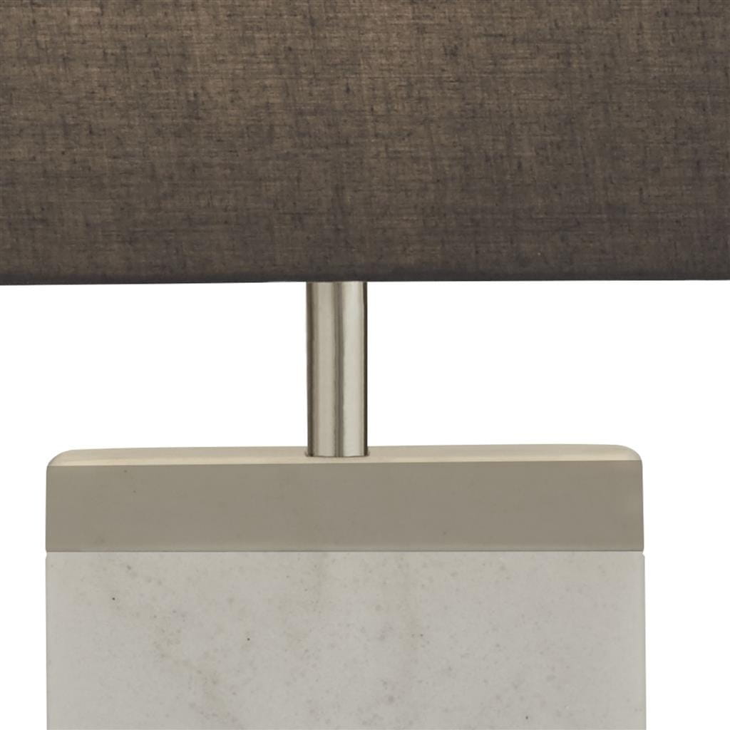 Lampa stołowa Naomi 1-punktowa, z podstawą z białego marmuru i satynowym niklowym stelażem. Ciemnoszary abażur z tkaniny, prosty kształt, stojąca, zbliżenie na detal u góry.