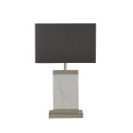 Lampa stołowa Naomi 1-punktowa z podstawą z białego marmuru i satynowym niklowym wykończeniem. Ciemnoszary, prostokątny klosz w klasycznym stylu. Ujęcie frontalne, produkt stoi na płaskiej powierzchni.