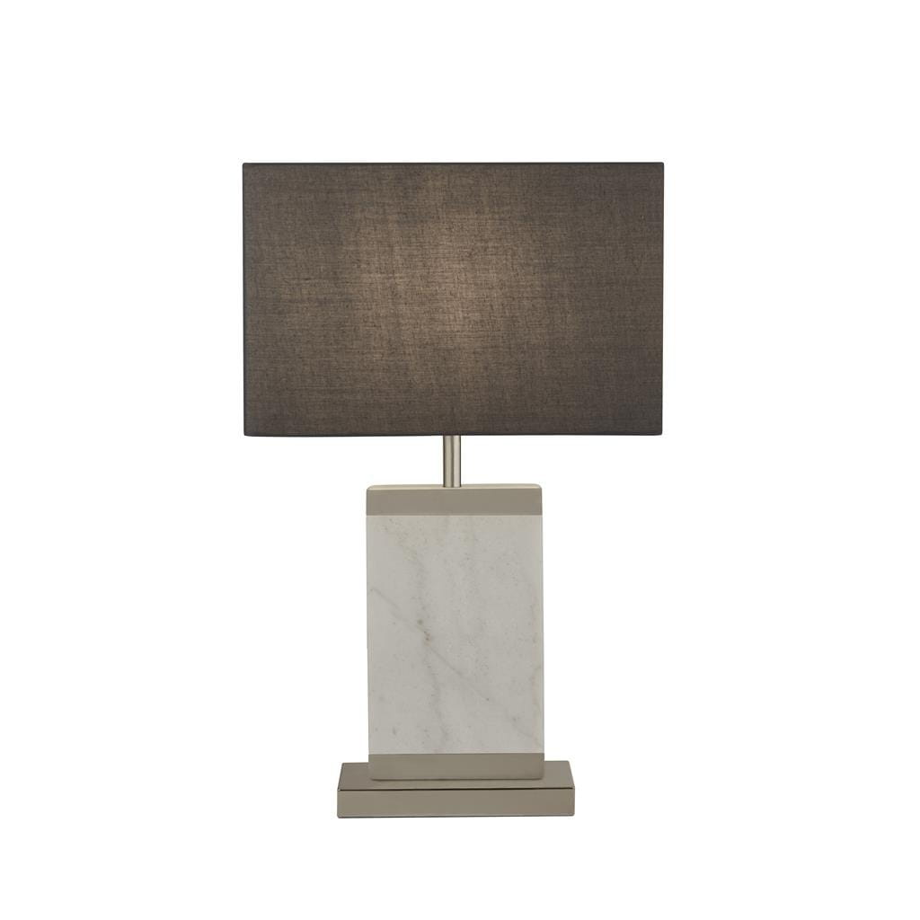 Lampa stołowa Naomi w kolorze satynowego niklu z prostokątnym abażurem w ciemnym odcieniu i podstawą z białego marmuru. Ujęcie frontalne, produkt stojący na płaskiej powierzchni, z widocznym detalem struktury marmuru.