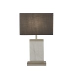 Lampa stołowa Naomi w kolorze satynowego niklu z prostokątnym abażurem w ciemnym odcieniu i podstawą z białego marmuru. Ujęcie frontalne, produkt stojący na płaskiej powierzchni, z widocznym detalem struktury marmuru.