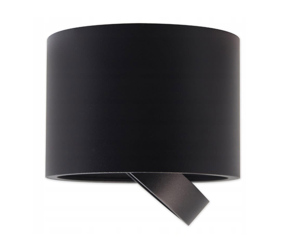 Lampa sufitowa tuba kierunkowa w kolorze czarnym, o cylindrycznym kształcie, z widocznym detalem w postaci wystającego elementu. Wykonana z matowego materiału, montowana sufitowo, idealna do oświetlenia punktowego.