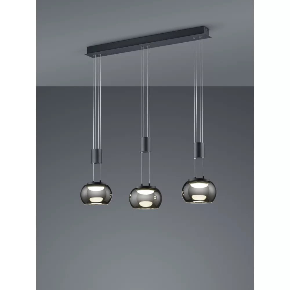 Madison LED lampa wisząca 3-punktowa w kolorze czarnym z trzema szklanymi kloszami w kształcie kul, zawieszona na cienkich linkach z metalowym stelażem, montowana do sufitu. Klosze mają ciemne, lustrzane wykończenie.
