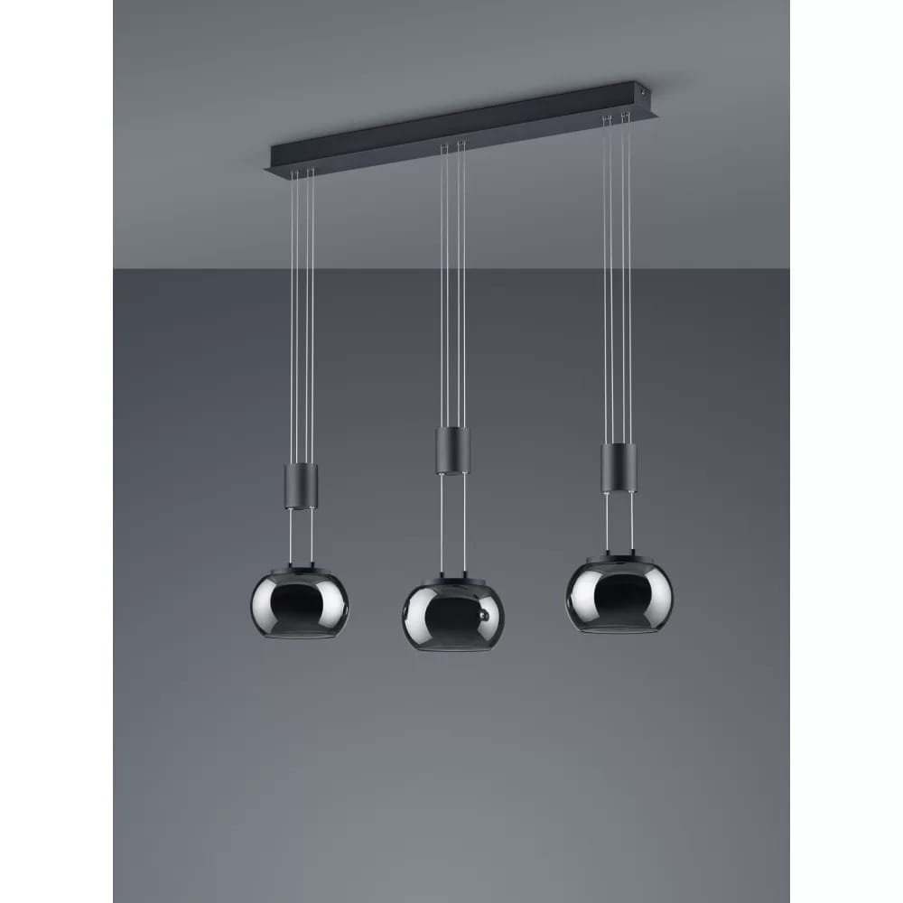 Czarna lampa wisząca Madison LED, 3-punktowa. Trzy chromowane klosze w kształcie kul, zawieszone na cienkich sznurkach, montowane na prostokątnej podstawie. Prosta, nowoczesna konstrukcja, idealna do wnętrz.