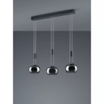 Czarna lampa wisząca Madison LED, 3-punktowa. Trzy chromowane klosze w kształcie kul, zawieszone na cienkich sznurkach, montowane na prostokątnej podstawie. Prosta, nowoczesna konstrukcja, idealna do wnętrz.