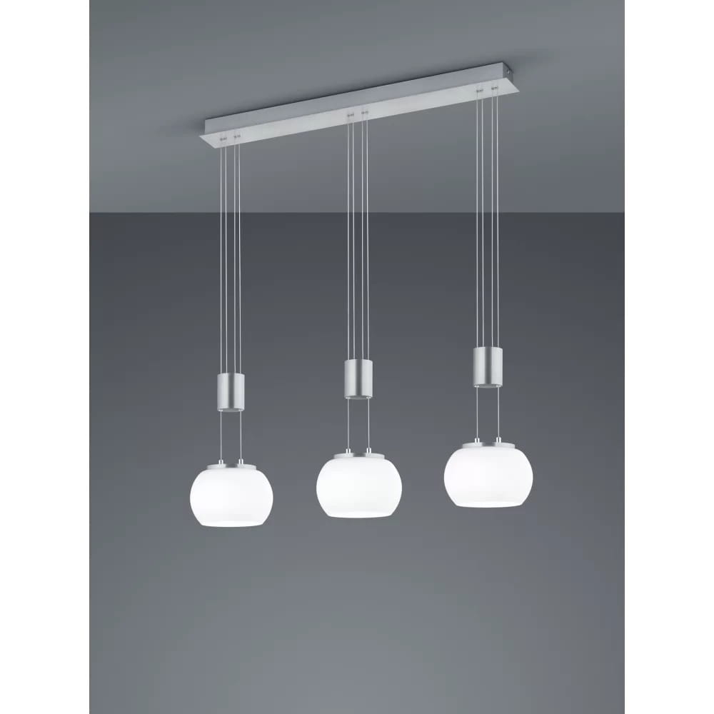 Madison LED lampa wisząca 3-punktowa w matowym niklu. Ułożona poziomo z trzema okrągłymi kloszami z białego szkła, zawieszona na cienkich kablach. Tło szare, co podkreśla elegancki design lampy.