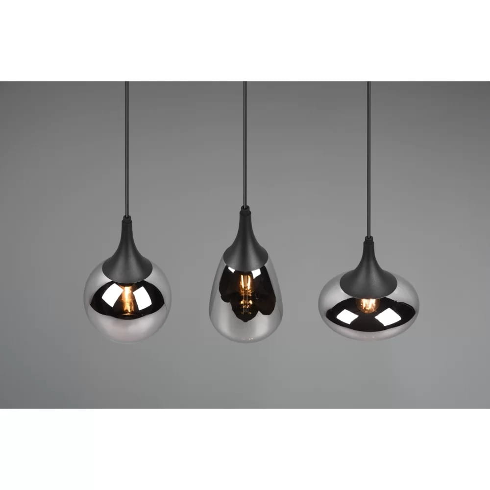 Lampa wisząca Lumina 3-punktowa w kolorze czarnym i chromowanym, zawieszona na czarnych przewodach. Składa się z trzech kloszy o różnych kształtach: kulistym, stożkowatym i płaskim. Tło w odcieniu szarym.