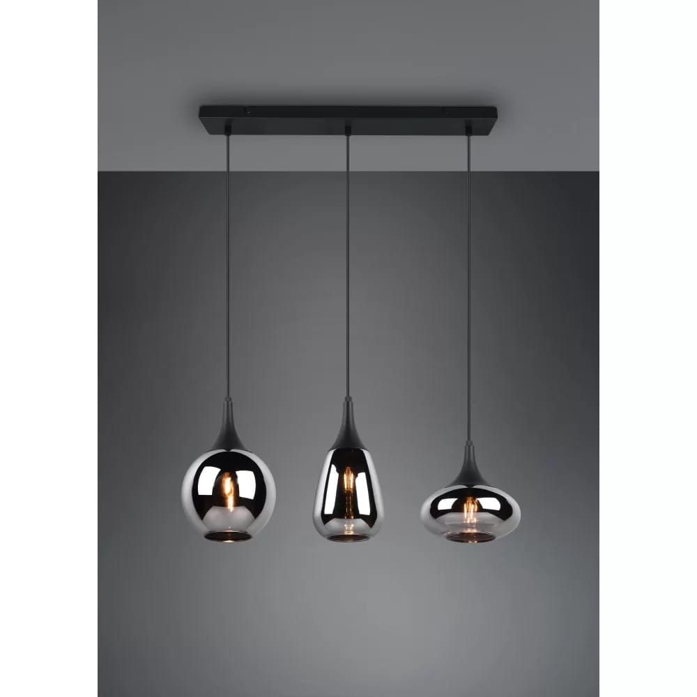 Lampa wisząca Lumina 3-punktowa w kolorze czarnym i chromowanym. Posiada trzy zwisające klosze o różnych kształtach: kulistym, gruszkowym i eliptycznym. Umożliwia montaż na suficie, z długimi kablami w kolorze czarnym. Tło szare, minimalistyczne.