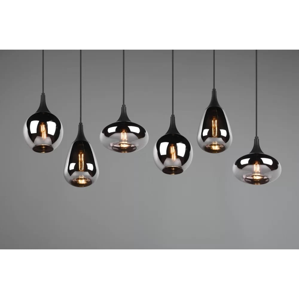 Lampa wisząca Lumina, sześciopunktowa, w kolorze czarnym i chromowanym. Zawieszona na czarnych przewodach, z oprawkami w różnych kształtach, szklane klosze w metalicznym wykończeniu, emitujące ciepłe światło, na szarym tle.