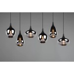 Lampa wisząca Lumina, sześciopunktowa, w kolorze czarnym i chromowanym. Zawieszona na czarnych przewodach, z oprawkami w różnych kształtach, szklane klosze w metalicznym wykończeniu, emitujące ciepłe światło, na szarym tle.